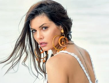 Η Μαρία Κορινθίου ποζάρει μόνο με τα εσώρουχά της! (φωτο)